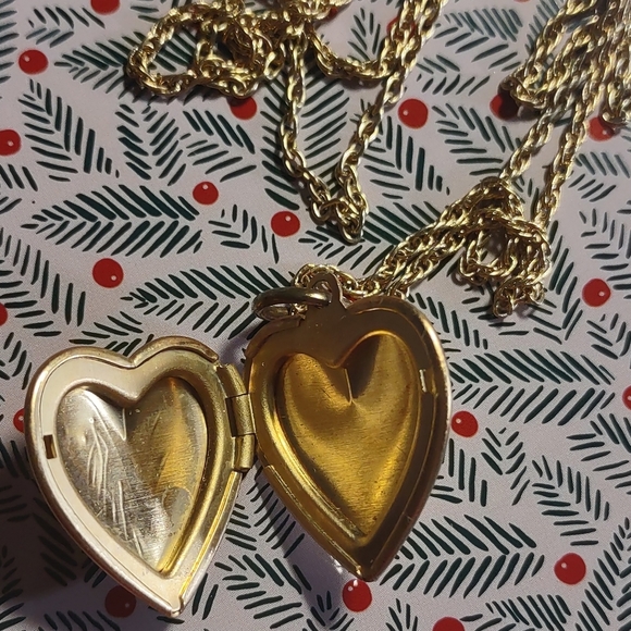 Gold Heart Locket Pendant - Picture 5 of 8